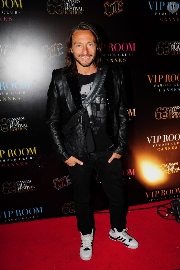 Bob Sinclar pose lors d'une soirée au VIP Room à Cannes durant le 63ème Festival de Cannes le 16 mai 2010