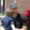 Le Quaterback Tom Brady se promène à Los Angeles avec son fils John Edward Thomas Moynahan en mai 2010 à Los Angeles
