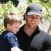 Le Quaterback Tom Brady se promène à Los Angeles avec son fils John Edward Thomas Moynahan en mai 2010 à Los Angeles