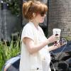 Isla Fisher dans les rues de Beverly Hills. Elle sort du Starbucks Coffee. Mai 2010