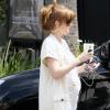 Isla Fisher dans les rues de Beverly Hills. Elle sort du Starbucks Coffee. Mai 2010