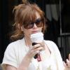 Isla Fisher dans les rues de Beverly Hills. Elle sort du Starbucks Coffee. Mai 2010