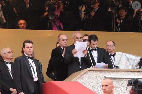 Frédéric Mitterrand lisant la lettre de Jafar Panahi samedi 15 mai en haut des marches du Palais des festivals.
