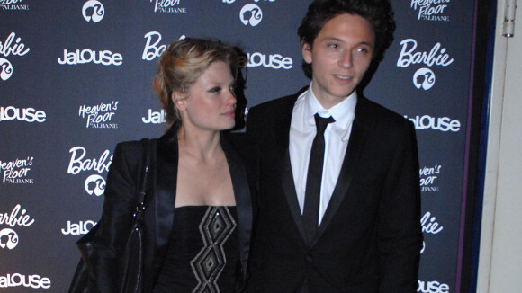 Cannes 2010 - Mélanie Thierry et son chéri Raphaël, François Cluzet et les autres ont fait la fête avec... Barbie !