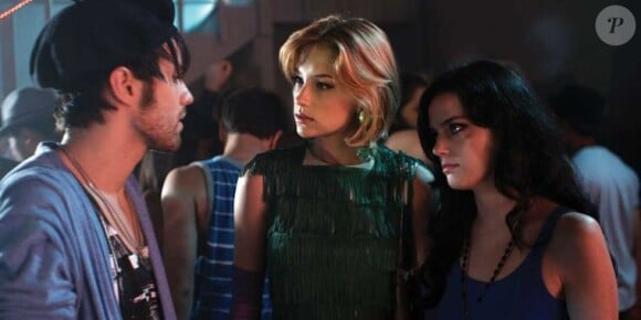 Les belles Haley Bennett et Roxane Mesquida face à Thomas Dekker dans Kaboom, de Gregg Araki.