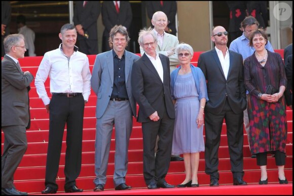 Ken Loach, sa femme et l'équipe de son film Route Irish sur le tapis rouge du festival de Cannes le 20 mai 2010