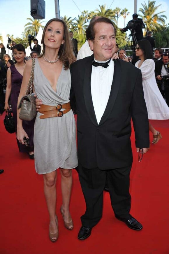 Paul-Loup Sulitzer et sa compagne Annabelle Rahal sur tapis rouge à Cannes