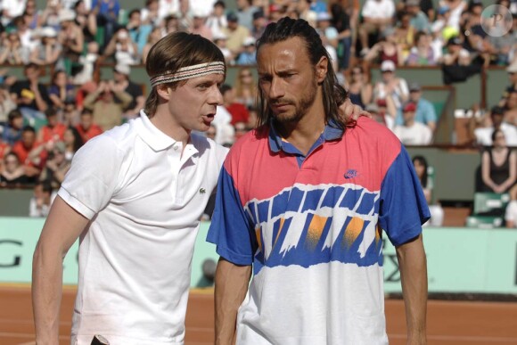 Martin Solveig, pour les besoins de son nouveau clip, et Bob Sinclar se sont déguisés en Bjorn Borg et André Agassi et ont mis le feu au Central de Roland-Garros le 22 mai 2010, aidés par Monfils et Djokovic !