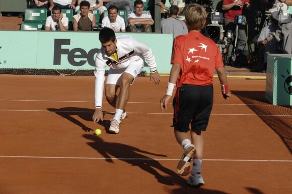 Martin Solveig, pour les besoins de son nouveau clip, et Bob Sinclar se sont déguisés en Bjorn Borg et André Agassi et ont mis le feu au Central de Roland-Garros le 22 mai 2010, aidés par Monfils et Djokovic !