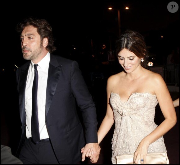 Penélope Cruz et Javier Bardem quittent le palais des festivals, à l'issue du 63e festival de Cannes. 23/05/2010