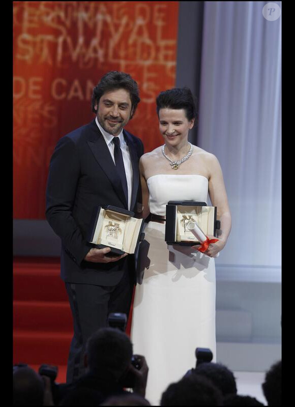 Javier Bardem, Juliette Binoche et leurs prix, à l'issue du 63e festival de Cannes. 23/05/2010