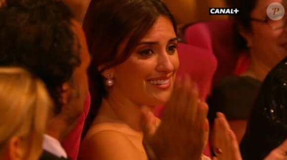 Penélope Cruz pleure de joie lorsque son Javier reçoit le prix d'interprétation, lors de la cérméonie de clôture du festival de Cannes.