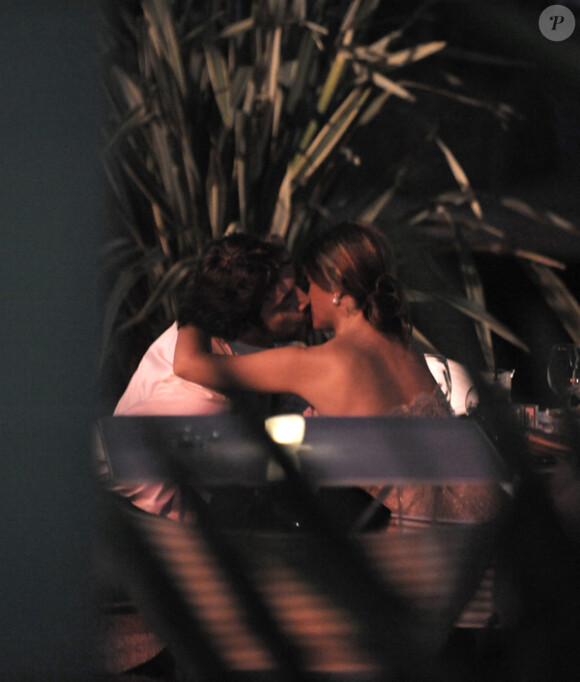 Penélope Cruz et Javier Bardem, s'embrassent après la cérémonie de clôture du Festival de Cannes