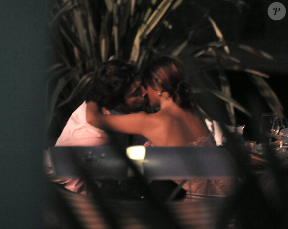 Penélope Cruz et Javier Bardem, s'embrassent après la cérémonie de clôture du Festival de Cannes