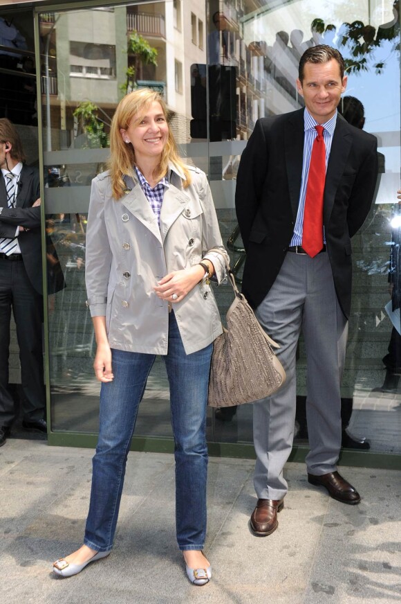 Cristina d'Espagne et son mari Iñaki Urdangarin visitent le roi Juan Carlos à l'hôpital le 10 mai 2010.