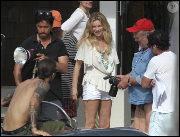 Kate Moss tourne une publicité à Saint-Barthélémy. Son homme Jamie Hince la regarde travailler, dans une ambiance chaleureuse. Mai 2010