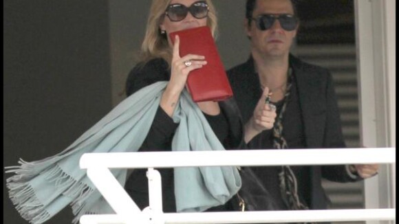 Kate Moss : shooting ensoleillé et dénudé sous l'oeil conquis de son Jamie Hince !