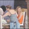 Kate Moss tourne une publicité à Saint-Barthélémy. Son homme Jamie Hince la regarde travailler, dans une ambiance chaleureuse. Mai 2010