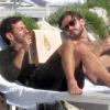 Marc Jacobs et Lorenzo Martone se reposent, sur les transats de l'Hôtel du Cap Eden Roc, au Cap d'Antibes. Mai 2010