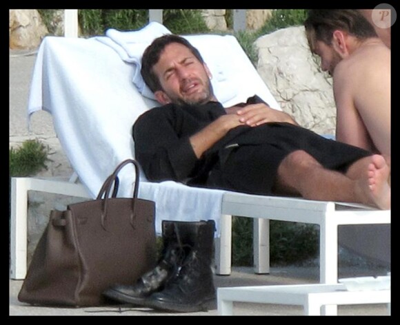 Marc Jacobs et Lorenzo Martone se reposent, sur les transats de l'Hôtel du Cap Eden Roc, au Cap d'Antibes. Mai 2010