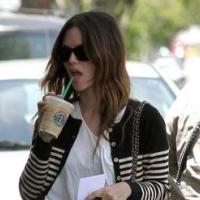 La ravissante Rachel Bilson déguste un café... qui coûte très cher !