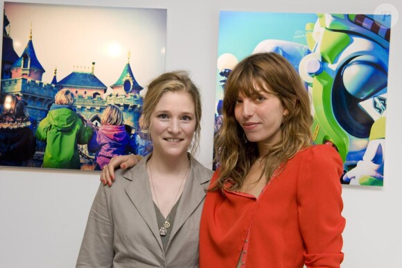 Lou Doillon et Natacha Régnier lors du vernissage de son exposition à la galerie W le 30 mai 2010