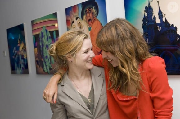 Lou Doillon et Natacha Régnier lors du vernissage de son exposition à la galerie W le 30 mai 2010