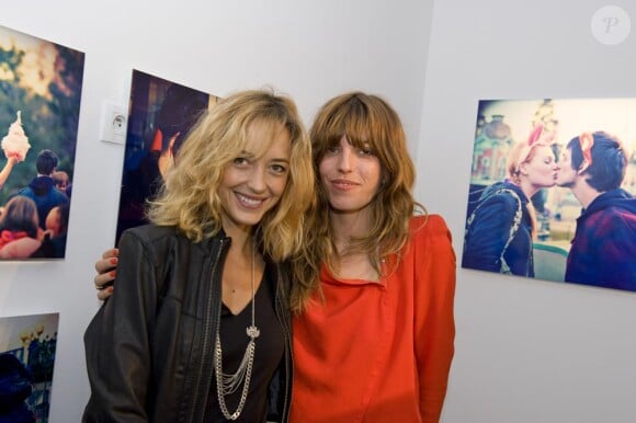 Lou Doillon et Hélène de Fougerolles lors du vernissage de son exposition à la galerie W le 30 mai 2010