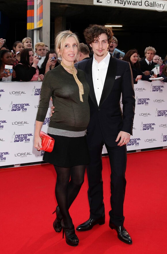 L'acteur britannique Aaron Johnson, 19 ans, et sa compagne la photographe et réalisatrice Sam Taylor-Wood, 42 ans.