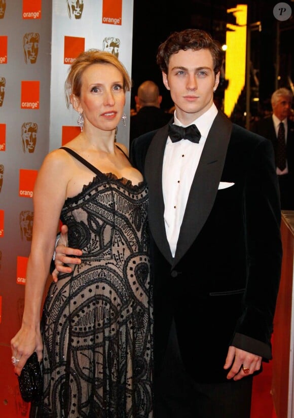 L'acteur britannique Aaron Johnson, 19 ans, et sa compagne la photographe et réalisatrice Sam Taylor-Wood, 42 ans.