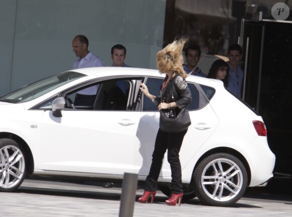 Shakira tourne une publicité pour une voiture de la marque Wolkswagen, qui est partenaire de sa tournée nord-américaine, à Barcelone, jeudi 3 juin.