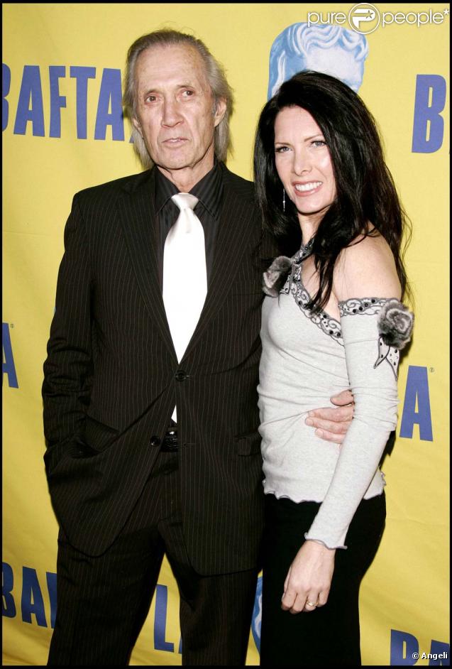 Mort de David Carradine : Sa veuve attaque ses producteurs français suite à son décès ! - Purepeople