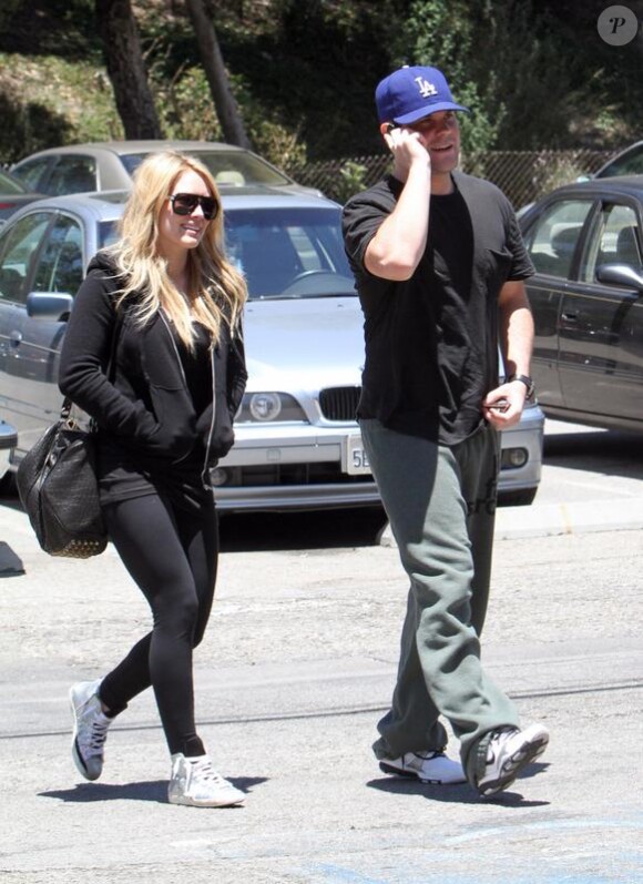 Hilary Duff expose sa bague de fiançailles à un million de dollars, aux côtés de son fiancé Mike Comrie, dans les rues de Los Angeles, samedi 29 mai.
