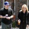 Hilary Duff expose sa bague de fiançailles à un million de dollars, aux côtés de son fiancé Mike Comrie, dans les rues de Los Angeles, samedi 29 mai.
