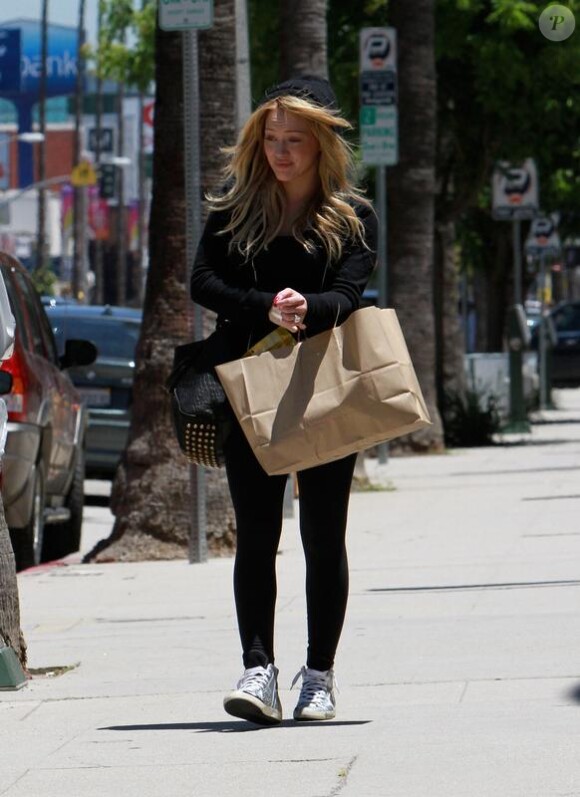 Hilary Duff expose sa bague de fiançailles à un million de dollars, aux côtés de son fiancé Mike Comrie, dans les rues de Los Angeles, samedi 29 mai.