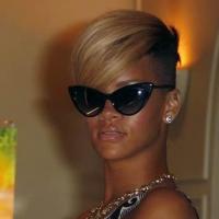 Rihanna : Le blond la rend stylée, mais elle se préfère en rouge démoniaque !