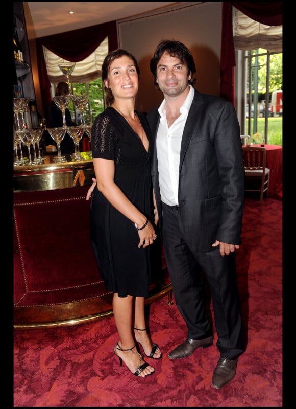 Christophe Dominici et sa femme Lauretta lors de La Nuit des Médias le 7 juin 2010 à Paris au Théâtre Marigny