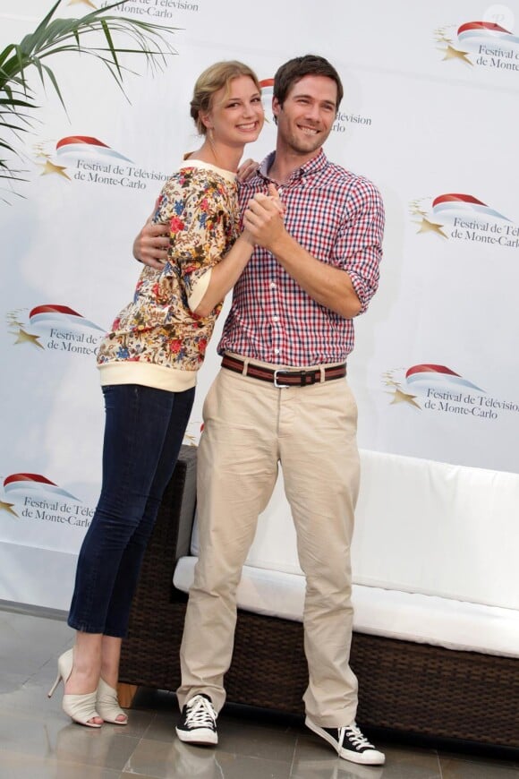Emily Van Camp et Luke Macfarlane au Festival de la télévision à Monte Carlo le 8 juin 2010