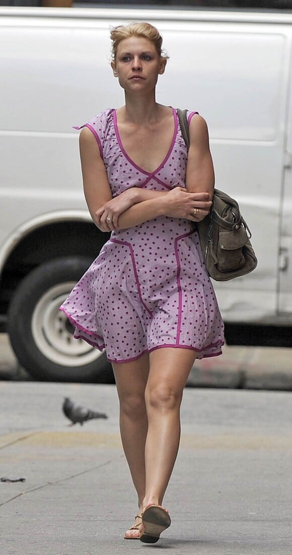 La ravissante Claire Danes se promène bien seule, à New York, le 8 juin 2010.