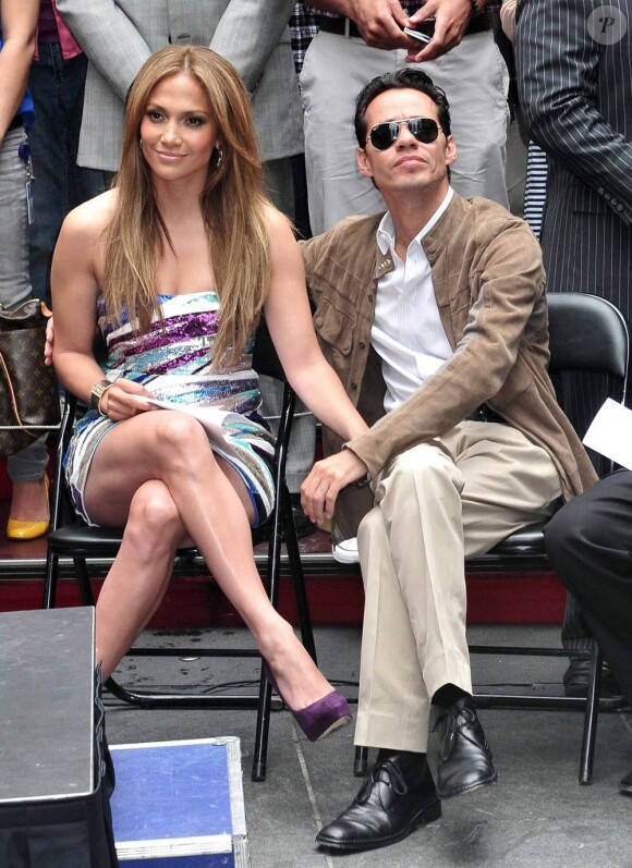Jennifer Lopez à Times Square afin de dévoiler la nouvelle campagne "Be Extraordinary", le 10 juin 2010