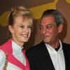 L'écrivain américain Paul Auster, accompagné de son épouse Siri Hustvedt, reçoit la Grande Médaille de Vermeil des mains du maire de Paris Bertrand Delanoë le 10 juin 2010