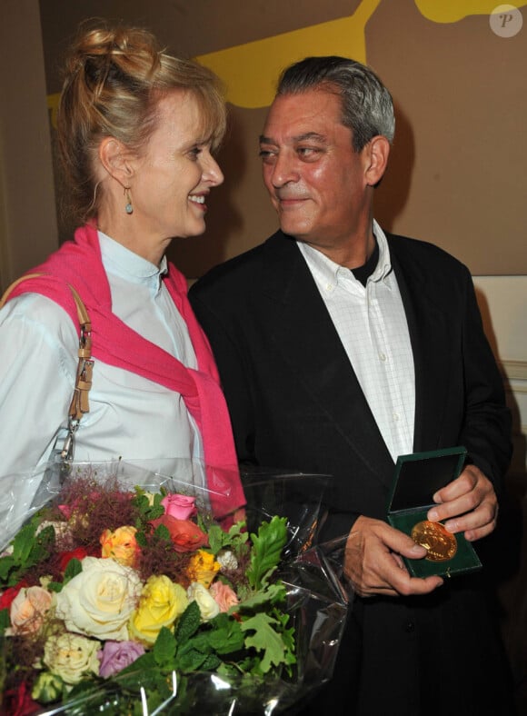 L'écrivain américain Paul Auster, accompagné de son épouse Siri Hustvedt, reçoit la Grande Médaille de Vermeil des mains du maire de Paris Bertrand Delanoë le 10 juin 2010