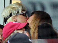 Lady GaGa : A moitié nue, elle embrasse une femme à pleine bouche au beau milieu d'un match de baseball ! (réactualisé)