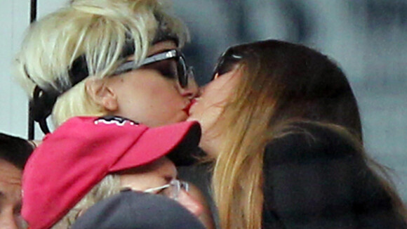 Lady GaGa : A moitié nue, elle embrasse une femme à pleine bouche au beau milieu d'un match de baseball ! (réactualisé)