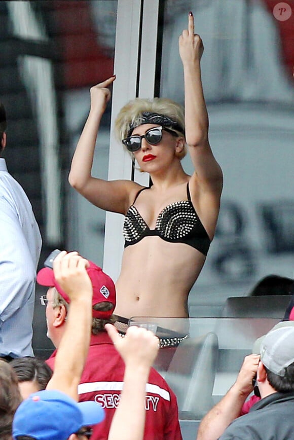 Lady Gaga assiste à un match de baseball à New York le 10 juin