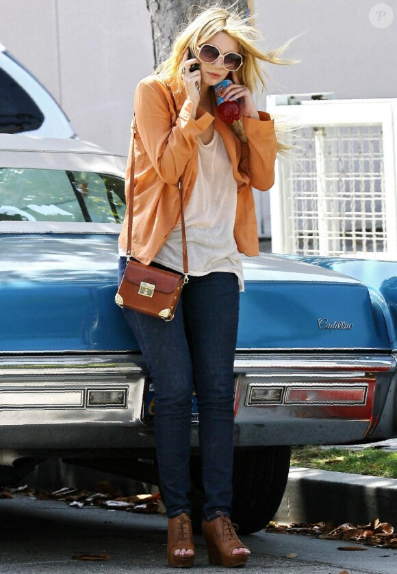 Mischa Barton se promène à Los Angeles. Elle paraît plus en forme que ces dernières semaines. 12 juin 2010
