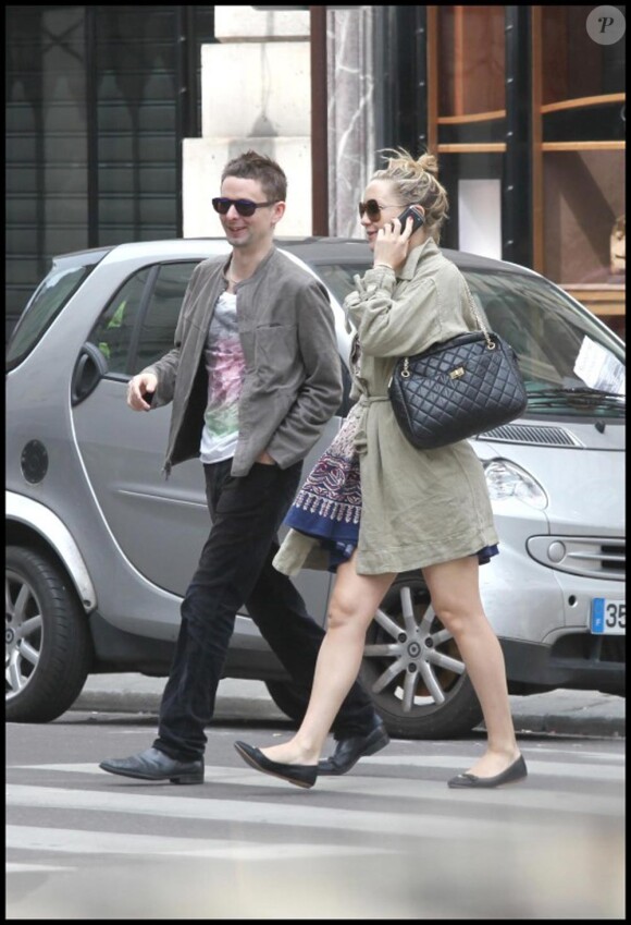 Kate Hudson et son amoureux le chanteur de Muse à Paris le dimanche 13 juin 2010.