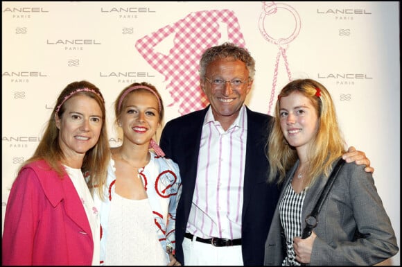 Nelson Monfort avec sa femme et ses filles à la soirée Lancel organisée pour le lancement du BB Bag, le 14 juin 2010