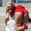 Dita Von Teese et Richard Branson, à l'occasion des dix ans de la ligne Londres-Las Vegas desservie par la compagnie aérienne du milliardaire britannique, à l'aéroport de Las Vegas, le 15 juin 2010.