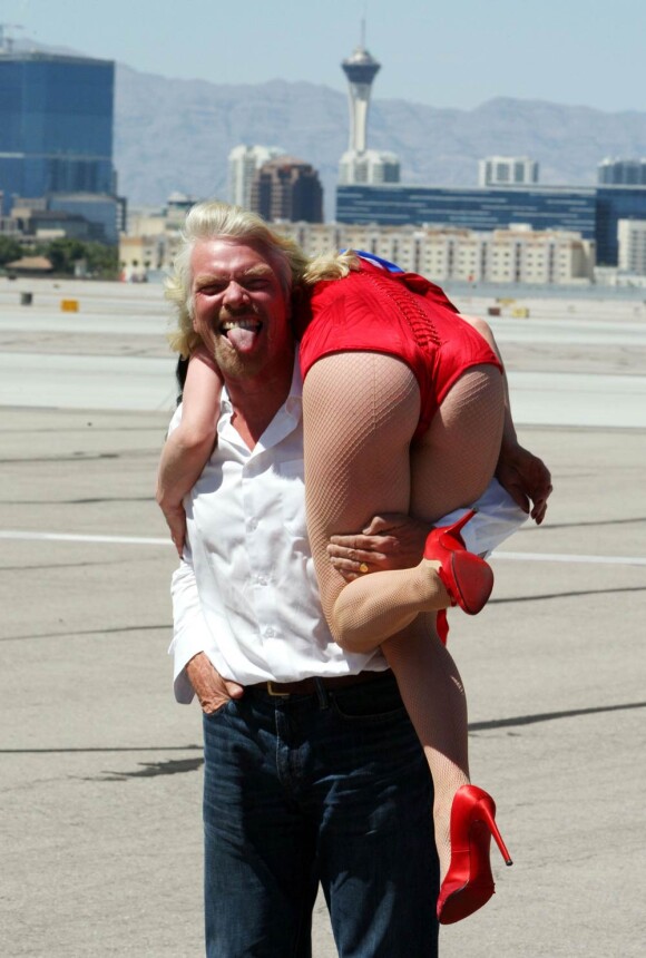Dita Von Teese et Richard Branson, à l'occasion des dix ans de la ligne Londres-Las Vegas desservie par la compagnie aérienne du milliardaire britannique, à l'aéroport de Las Vegas, le 15 juin 2010.